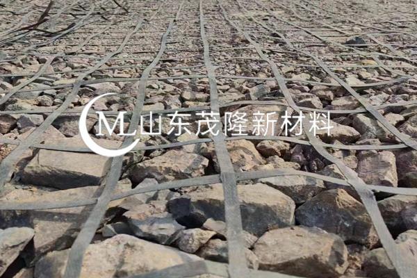 《榮縣快速通道建設(shè)項(xiàng)目》鋼塑格柵施工